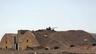 Fotomaterial, das die Terrormiliz IS herausgegeben hat: Schweres Waffengeschütz  auf einem Hügel nahe dem Luftstützpunkt von Palmyra. | Bildquelle: AP