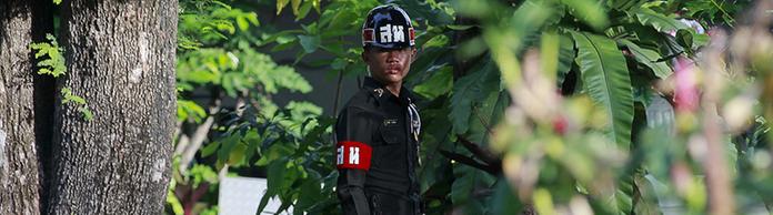 Militär und Polizei prägen das Straßenbild in Bangkok  | Bildquelle: REUTERS