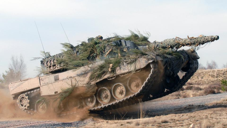Ein Kampfpanzer vom Typ Leopard 2 auf einem Testgelände.