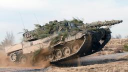 Ein Kampfpanzer vom Typ Leopard 2 auf einem Testgelände.