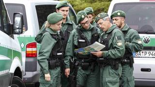 Mitglieder der Bayerischen Bereitschaftspolizei nahe Elmau | Bildquelle: REUTERS