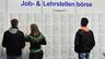 Berufseinsteiger informieren sich auf einer Aus- und Weiterbildungsmesse in Halle/Saale. | Bildquelle: picture alliance / dpa
