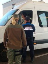 Ein Grenzwächter und eine Militärpolizistin bei einer Fahrzeugkontrolle am Grenzübergang (Vergrösserung im neuen Fenster)