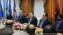 Primeiro-ministro Fayez al-Sarraj se reuniu com governo em Trípoli para negociar transferência do poder
