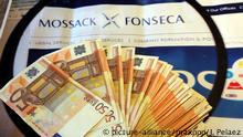 Банкноты евро на фоне логотипа Mossack Fonseca